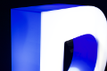 Detail spoje krabicového písmena z bílého a modrého plexiskla