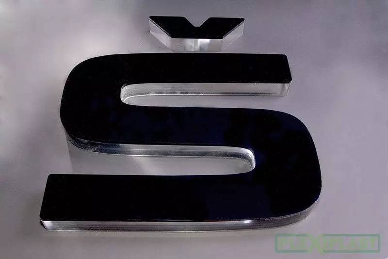 Krabicové písmo (také 3D písmeno) z materiálů různých barev