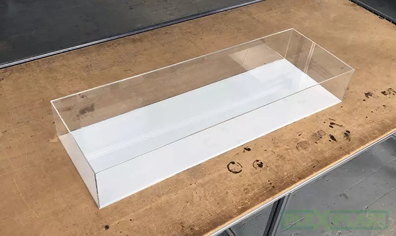 Plexi kryt s podstavcem