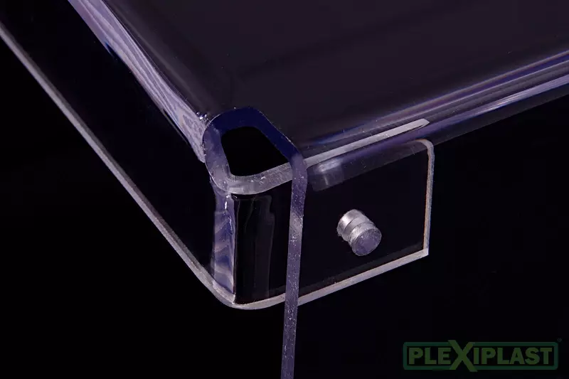 Ukázka výroby plexisklového krytu - detailní záběr na ohyb