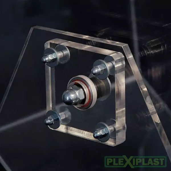 Fitting around lottery wheel carrier pin is reinforced