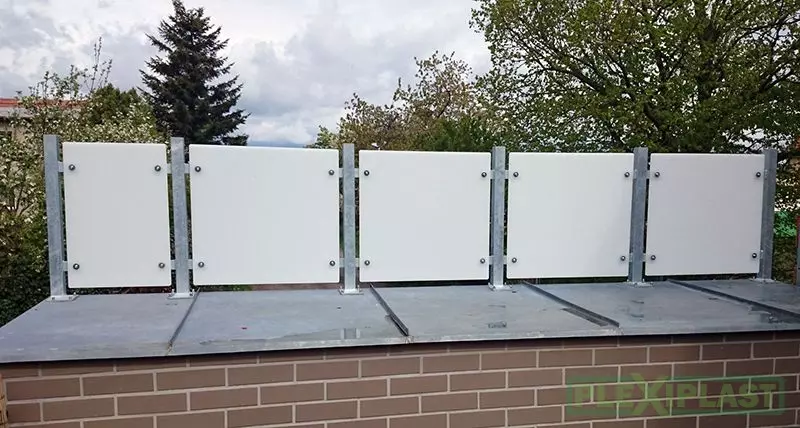 Zábradlí z plexiskla zajišťuje elegantní ohraničení a odstínění prostoru