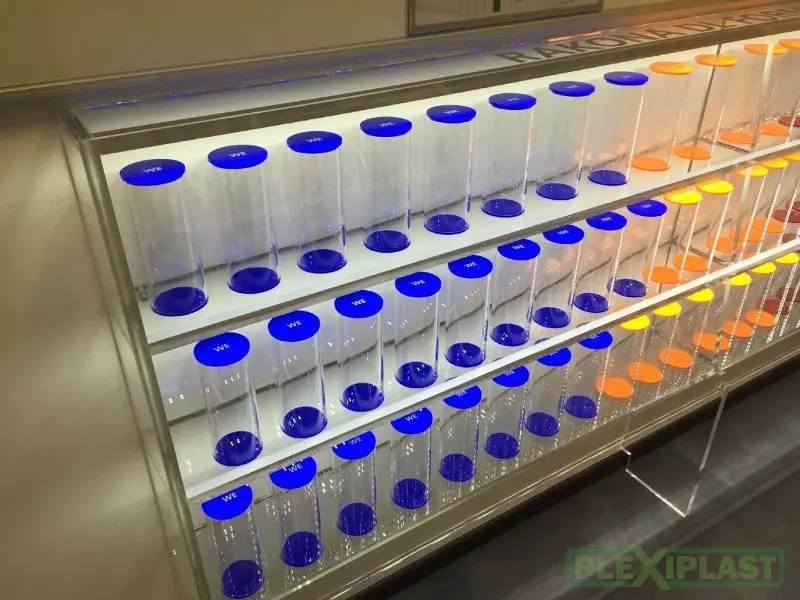 Zakázkově vyrobená vitrína z plexiskla na výstavu vzorků, detail