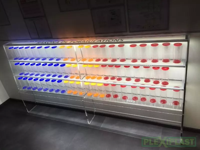 Ukázka zákázkově vyrobené vitríny z plexiskla včetně plexisklových nádob na vzorky ve tvaru válce