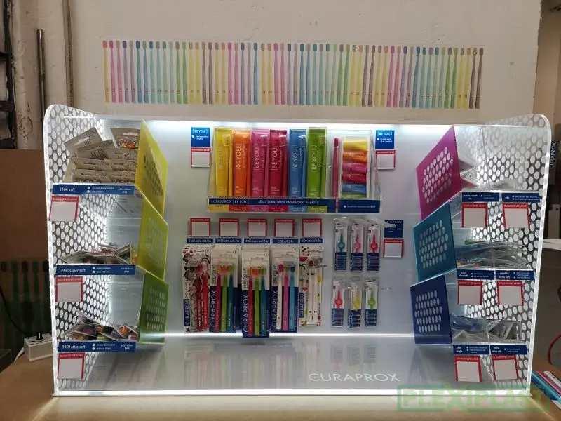 Prodejní a výstavní vitrína, s vestavěnými poličkami, umožňující podsvícení