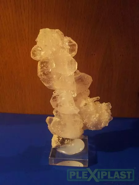 Leštěný stojánek pro upevnění sbírkového minerálu