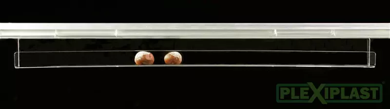 Plastová polička z plexiskla určená do POS systémů