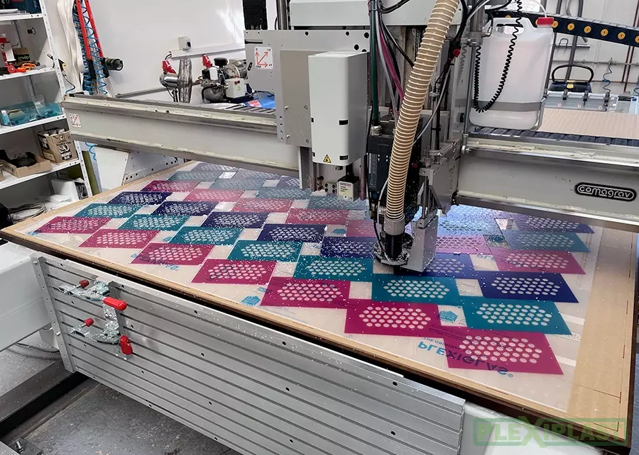 Děrované krabičky z čirého plexiskla s barevným tiskem