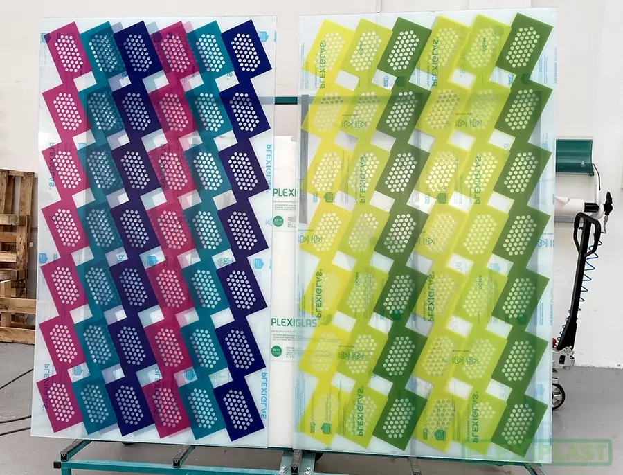 Děrované krabičky z čirého plexiskla s barevným tiskem