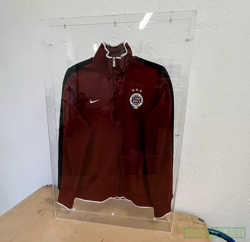 Plexisklová vitrína na dres