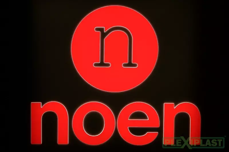 Logotyp společnosti Noen jako exteriérový 3D nápis z barevného plexiskla. Vhodné k prosvícení.
