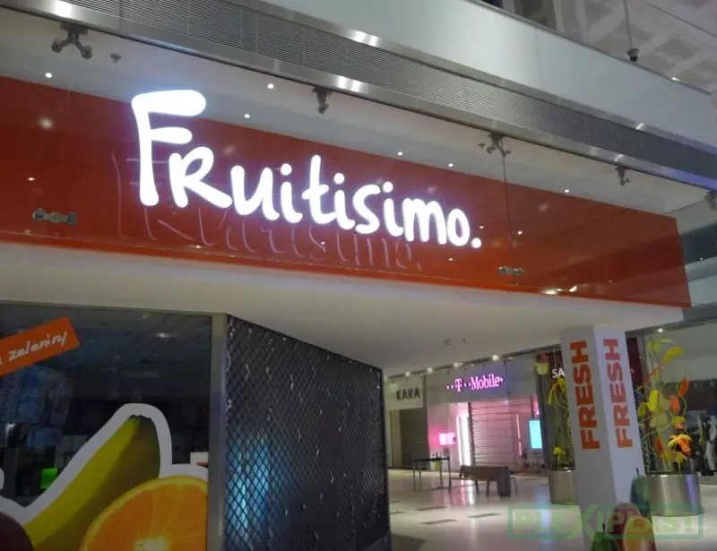 Originální světelný nápis 'Frutisimo' z jenotlivých plexisklových písmen