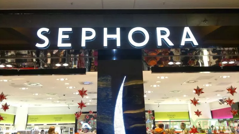 Nápis z podsvíceného krabicového písma 'Sephora' doplněný podsvíceným logem