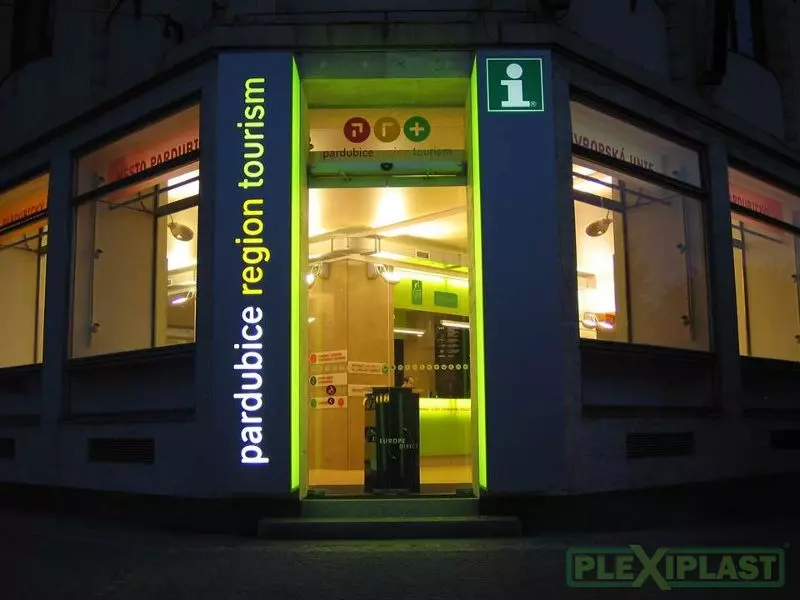 Označení informačního centra pomocí podsvíceného 3D písma z plexiskla