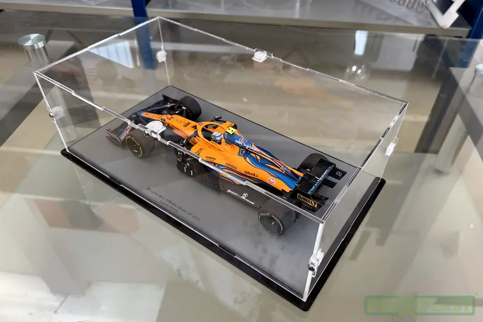 Šroubovaná plexi vitrína