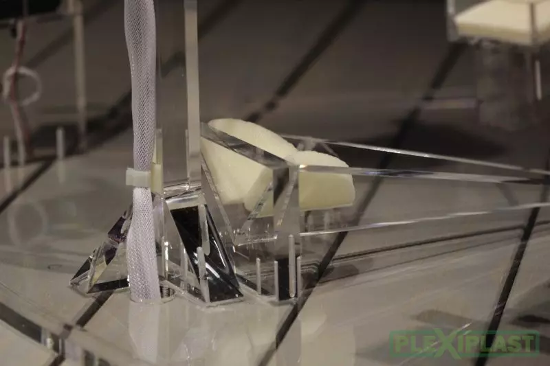 Plexisklové součástky robotické ruky v detailním záběru