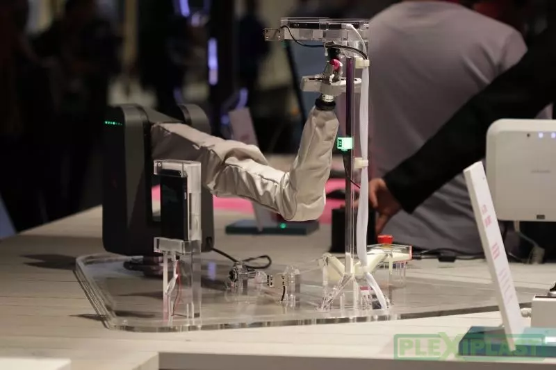 Robotická ruka s komponenty z plexiskla v odlišném pohledu