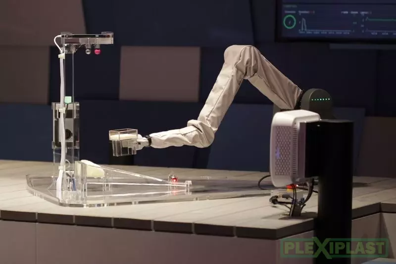 Robotická ruka s komponenty z čirého masivního plexiskla