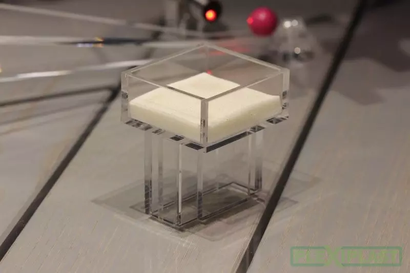 Detail přenosného zásobníkového prvku z plexiskla, robotická ruka