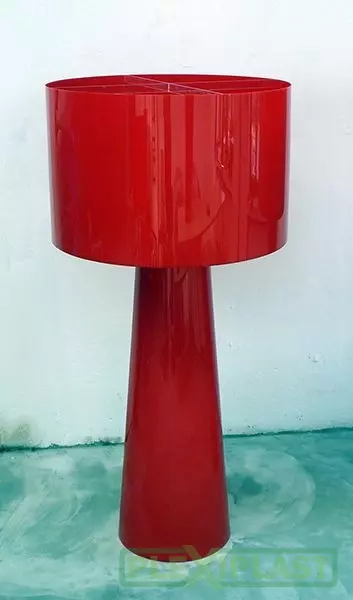 Červená stojací lampa