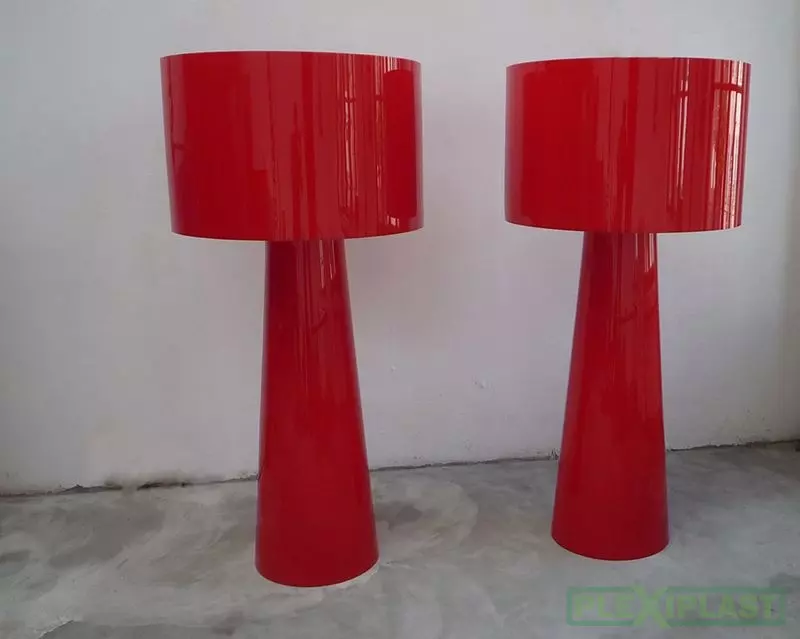 Červené lampy vyrobené z červeného průhledného plexiskla