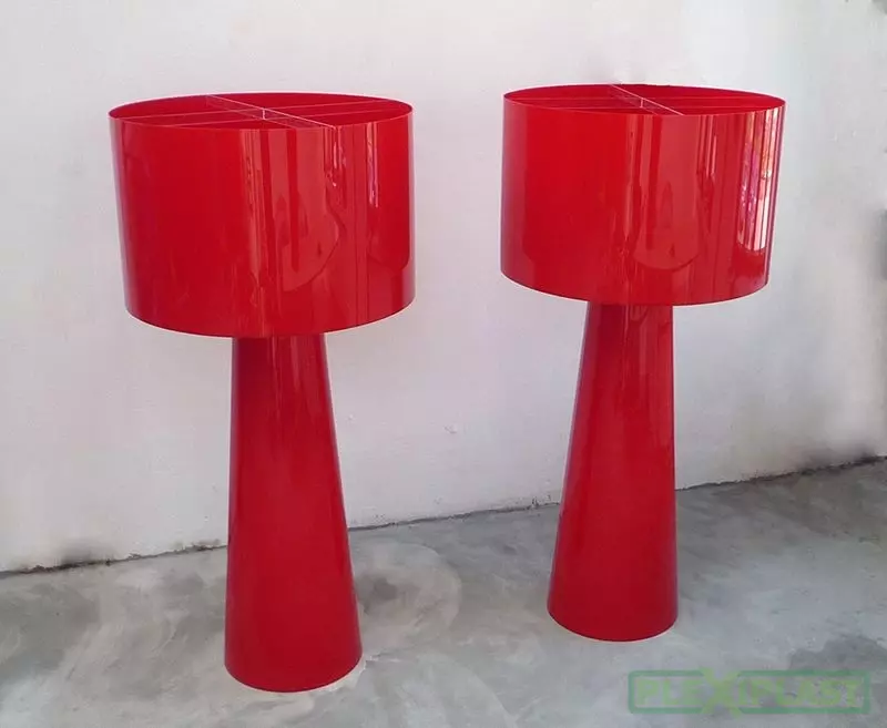 Červené lampy z červeného plastu z naší produkce můžete vidět v centru Černý Most