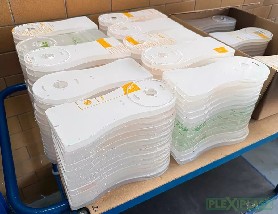 Bílá fólie na čirém plexiskle GS