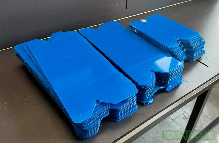 Modrá fólie na plném polykarbonátu