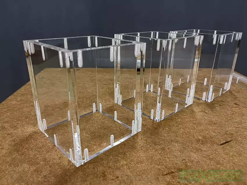 Otvory a závity v hraně