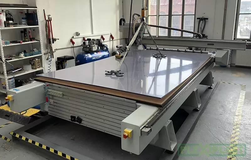 Stroj s deskou materiálu