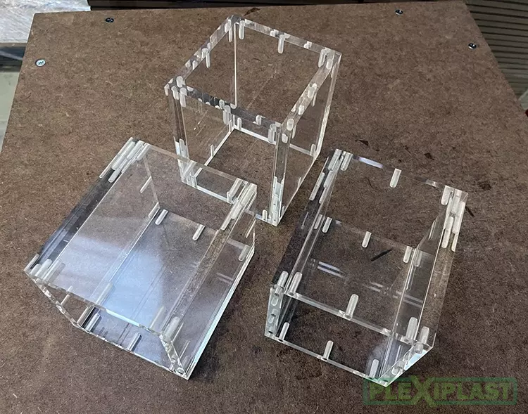 Otvory a závity v hraně