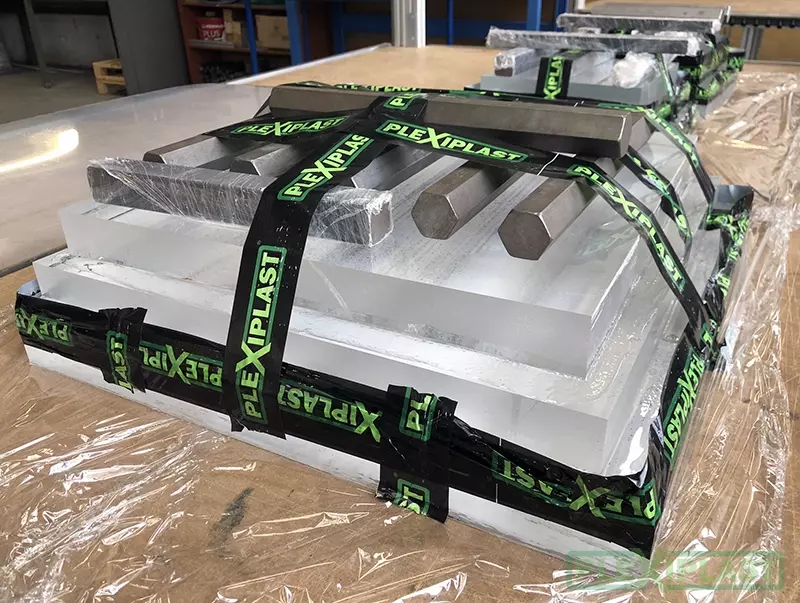 Glued layering of Plexiglas blocks (each block is 40 mm thick)