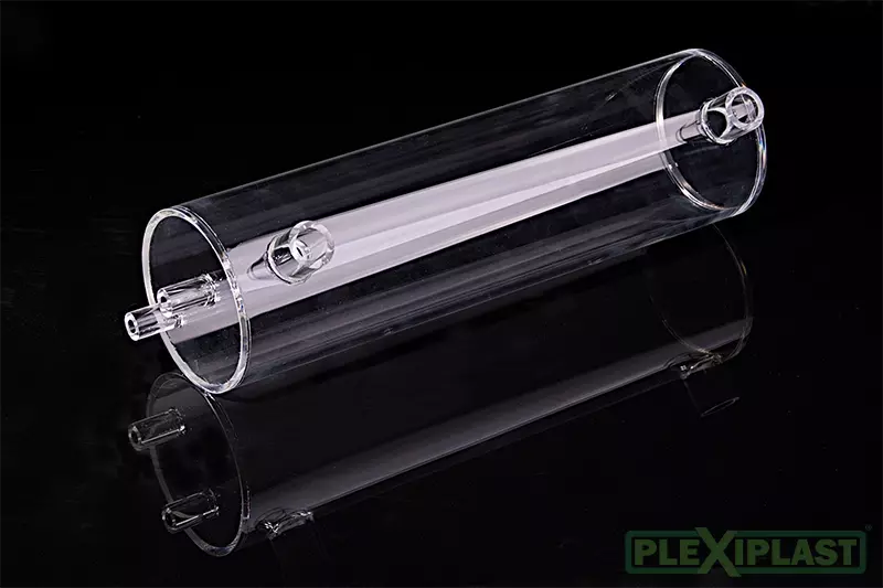 Plexisklová trubka doplněná o zakázkové prvky
