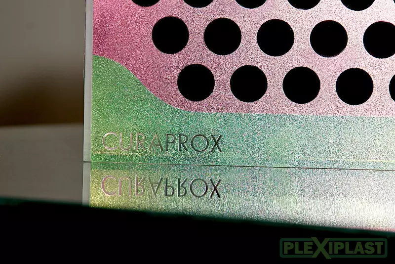 Detail potisku krytu s vynechaným (čirým) logem zákazníka