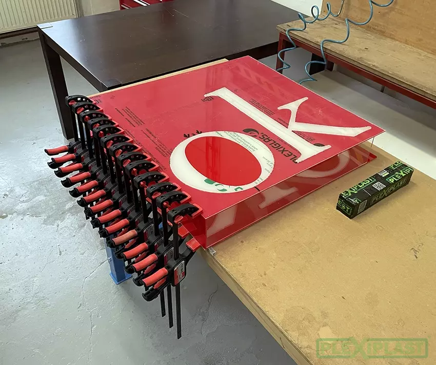 Celoplastová výstrč, bez hliníkového rámu