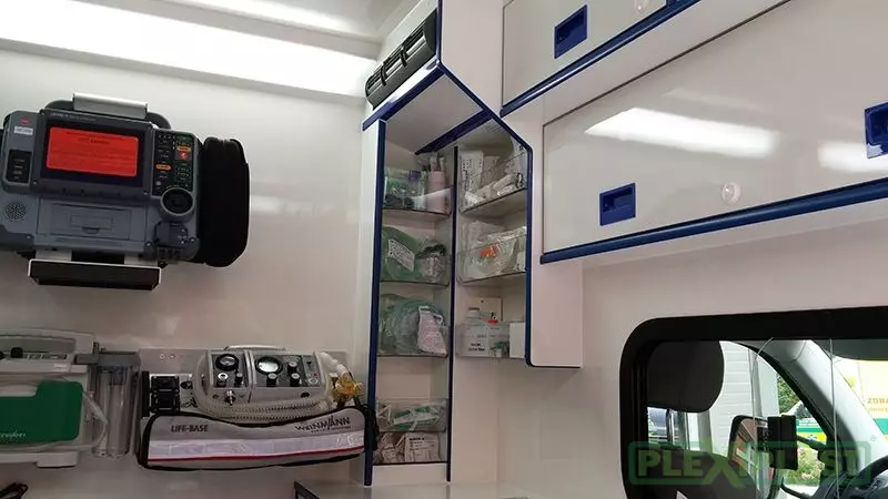 Rohové police na zdravotnický materiál