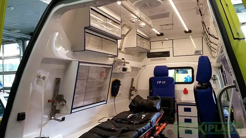 Interiér sanitního vozu vybavený prvky z plexiskla
