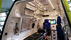 Interiér sanitního vozu vybavený prvky z plexiskla